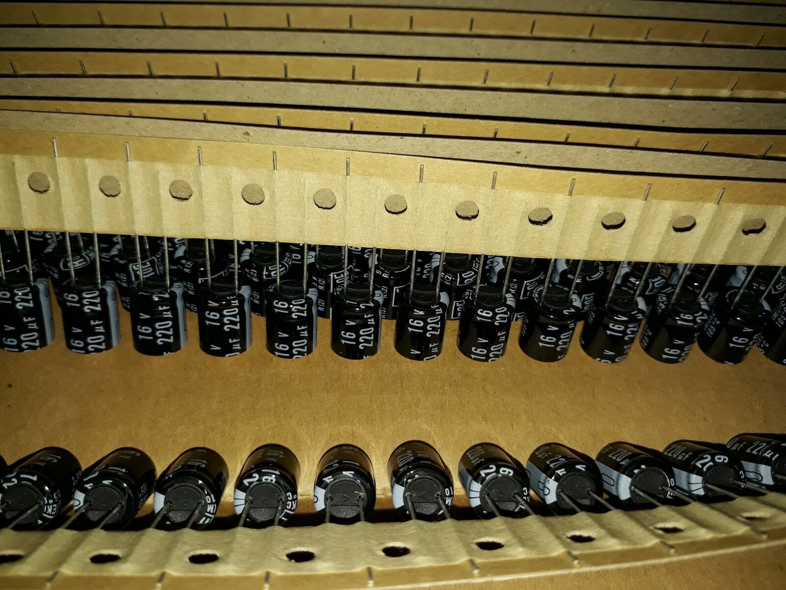 80pcs NEW ROE EKC 220uF 16V 105C LOW ESR LONG LIFE AUDIO GRADE HI-END CAPS !