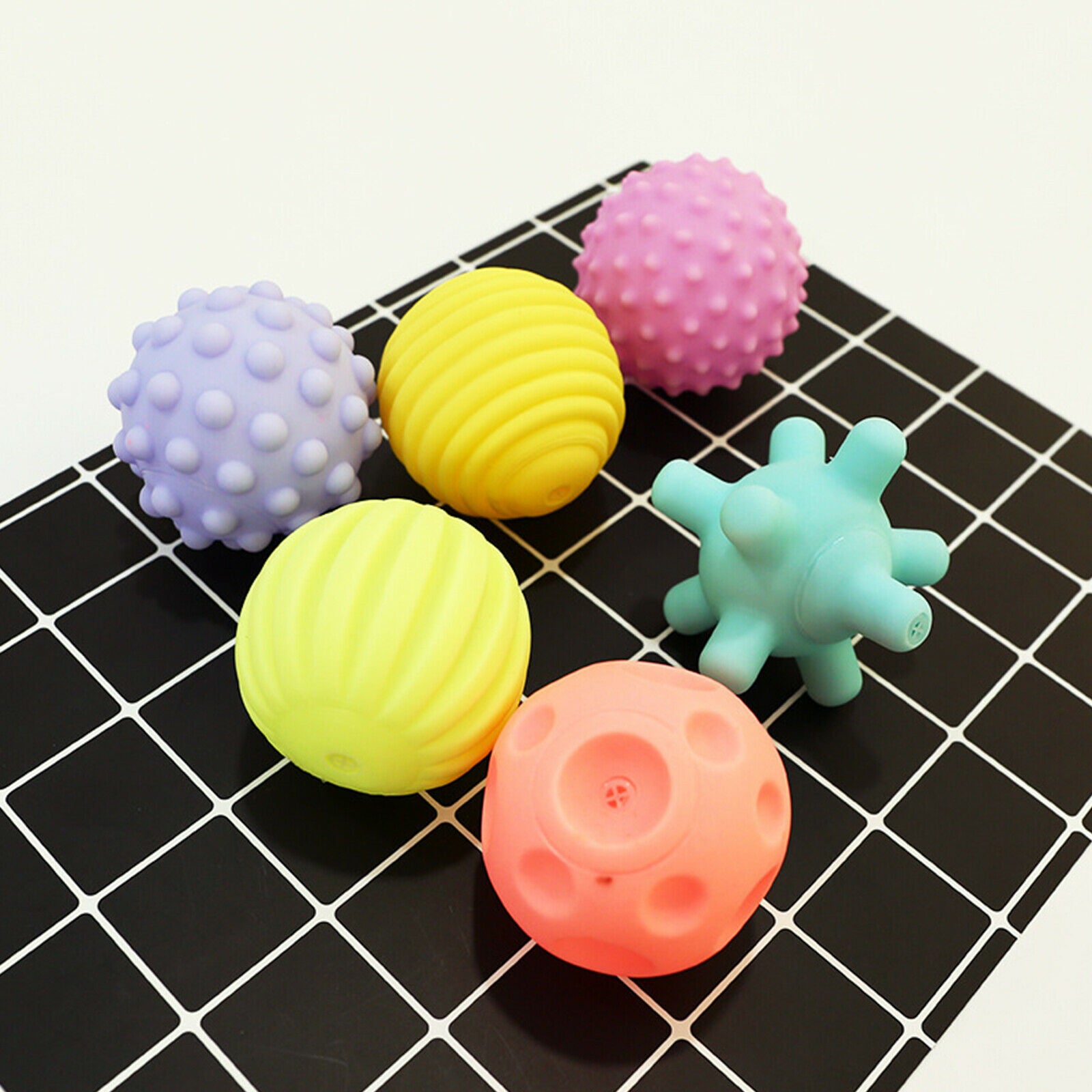 6x Soft Rubber Pet Squeaker Balls Chew Bite Teeth Cleaning Interactive Toys @