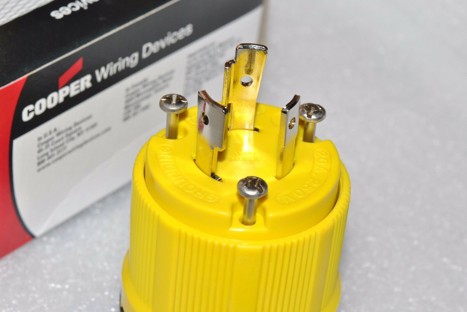 1pcs - COOPER CRL620P NEMA L6-20 20A 250V Twist Hart-Lock Locking Plug