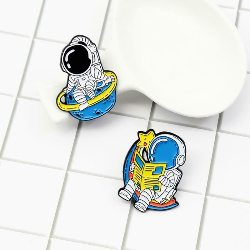 Novelty 2 Pcs Astronaut Brooch Fashion Pilots Planet Pin Denim Badge Accessories