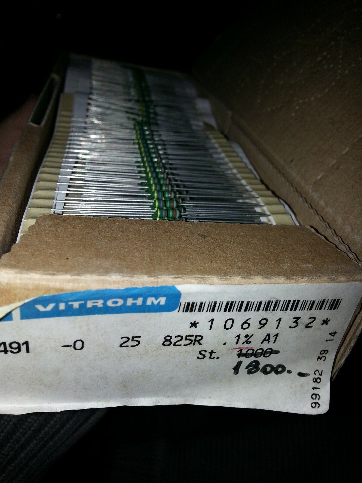 250x VITROHM 491-0 0.6W 825R 0.1% 25ppm HI END PRECISION RESISTORS FOR AUDIO !