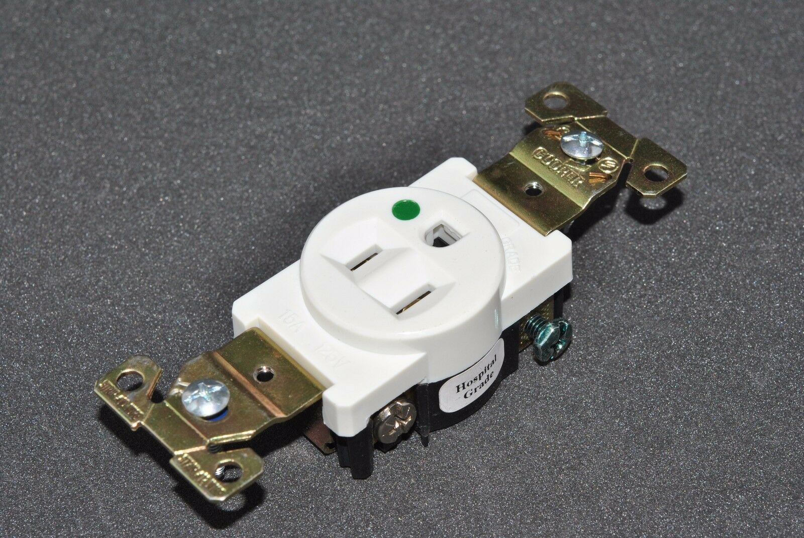 1pcs - COOPER 8210W 15A-125V NEMA5-15 Premium Hospital Grade Single Receptacle
