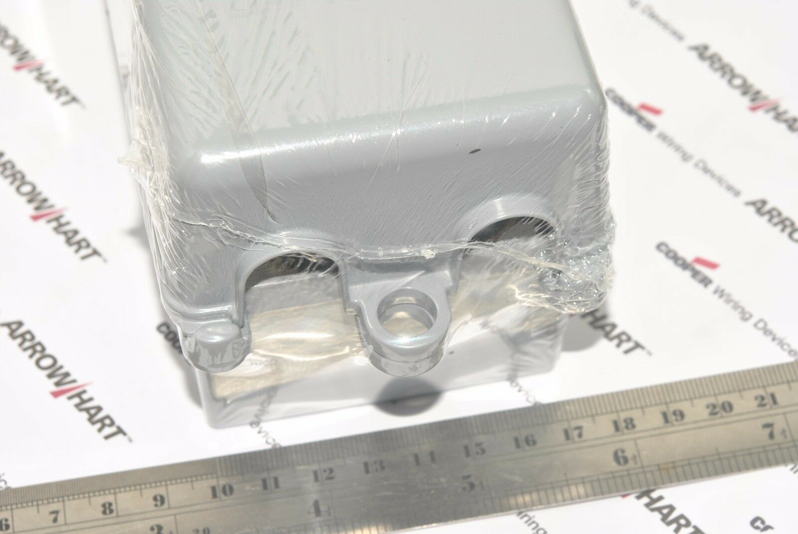 1pcs- Cooper Wiring WIUMV-1 Metal WeatherBOX  1-Gang Self-Closhing Cover