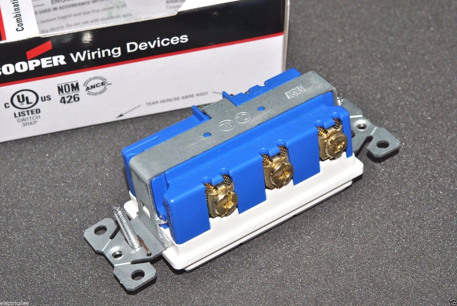 1pcs - COOPER 7729W 15A 120/277V AC 3-Single Pole Decorator Combination Switch