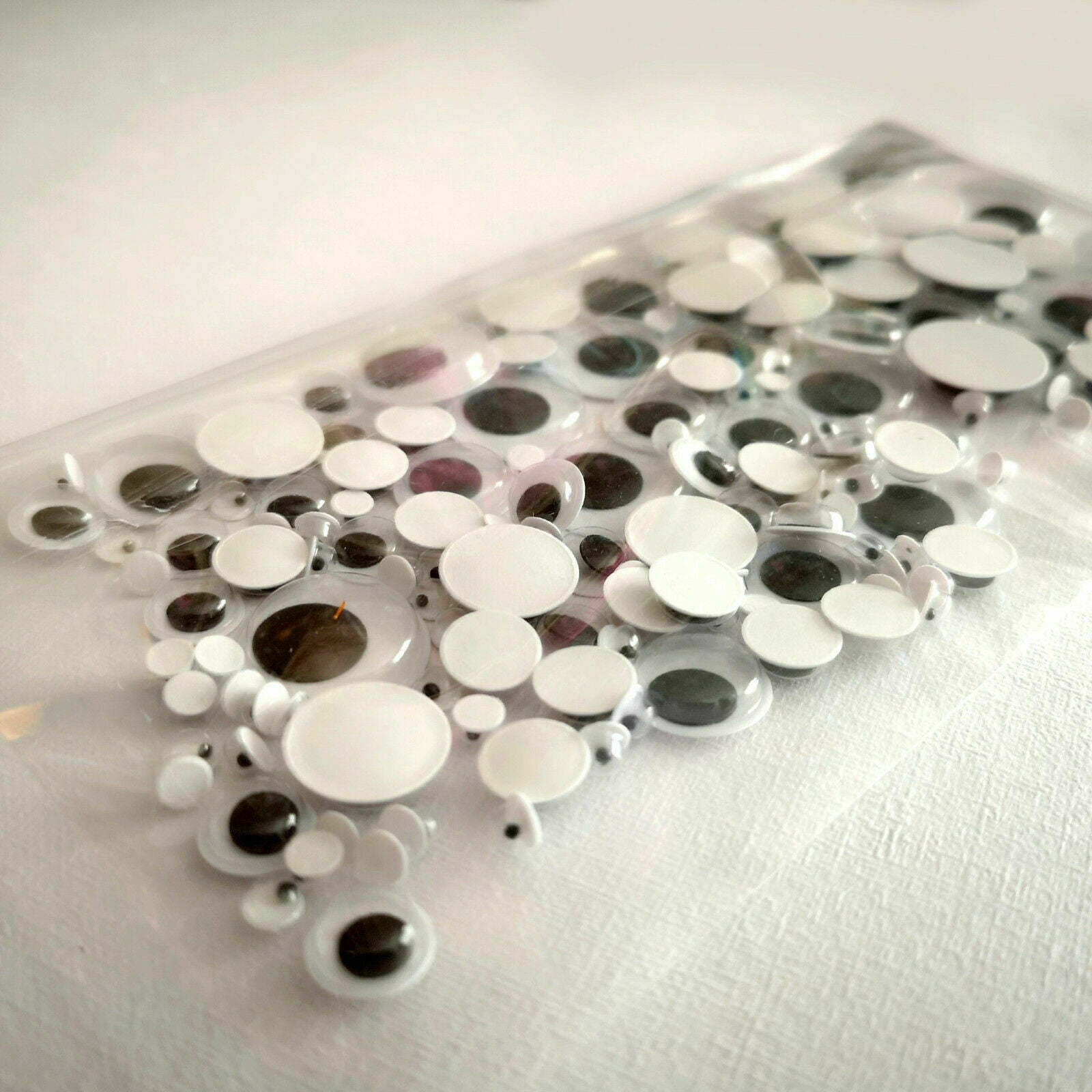 700 x MIXED WIBBLY WOBBLY GOOGLY EYES. CRAFTS, STICK ON STICKERS, SELF ADHESIVE