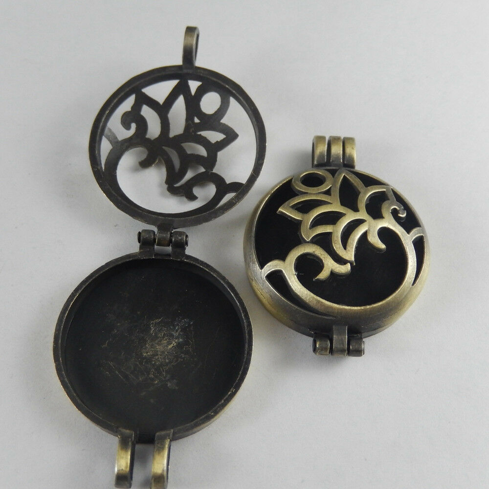 2 pcs Retro Bronze Round Hollowed Locket Alloy Fox Pendant Charm Diffusion 30mm