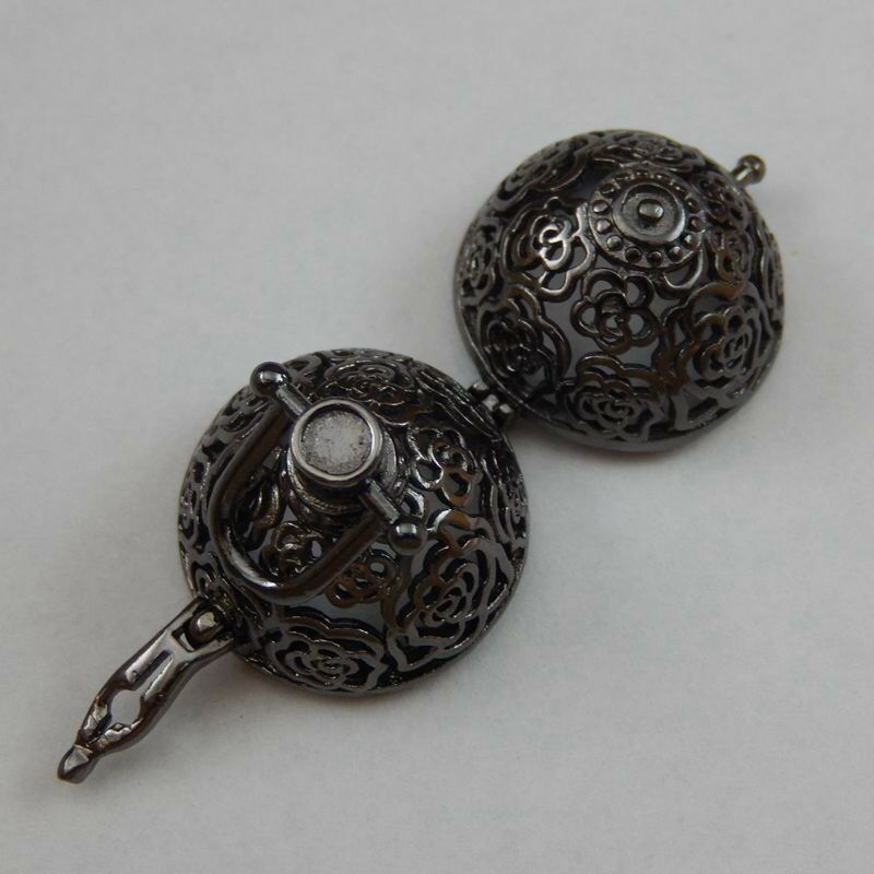 2pcs Gun-black Brass Hollowed Plum Blossom Lockets Crafts Pendants Necklace39818