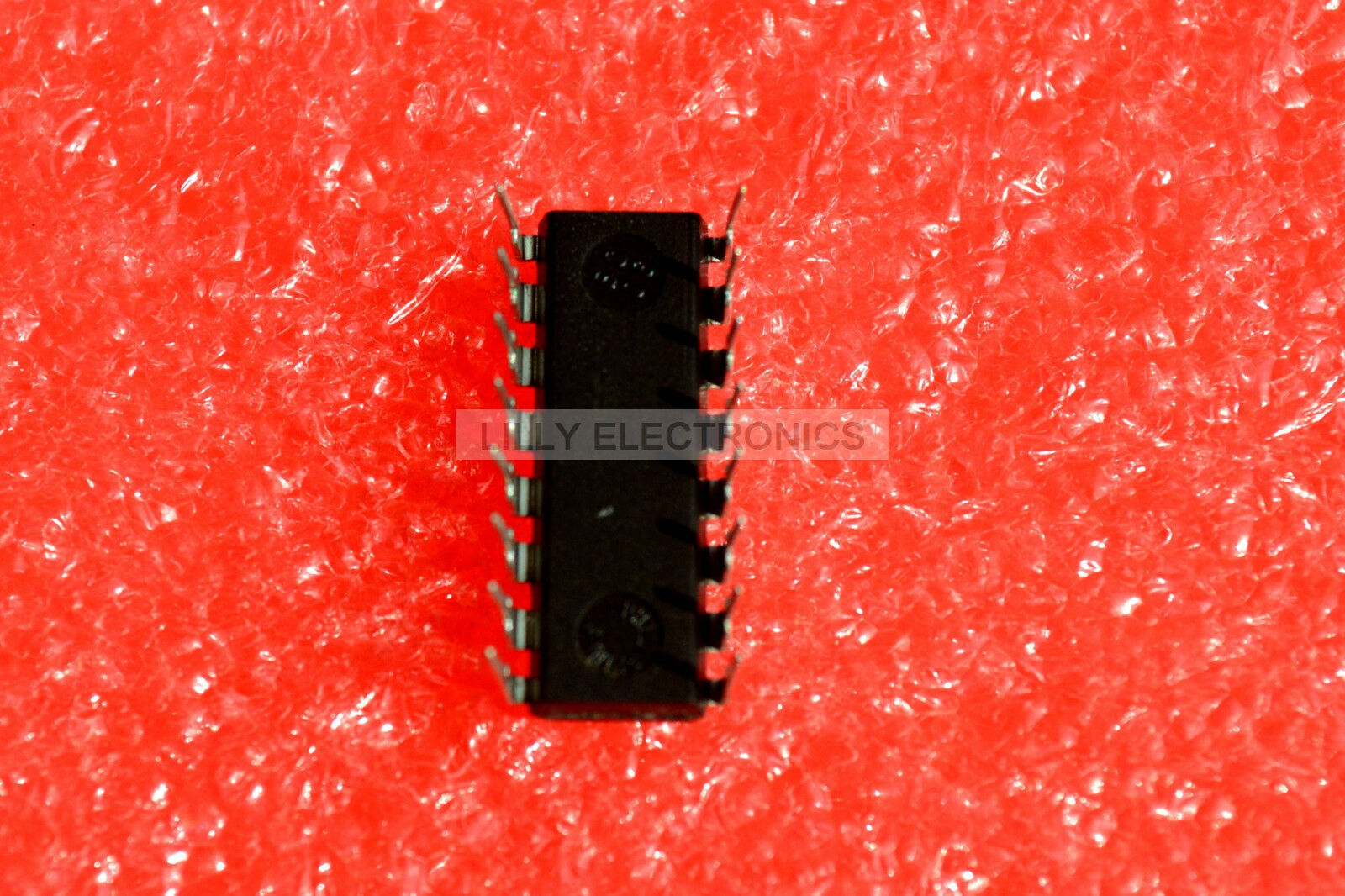 MAX934CPE DIP16 Ultra Low-Power Low-Cost Comparators with 2eference