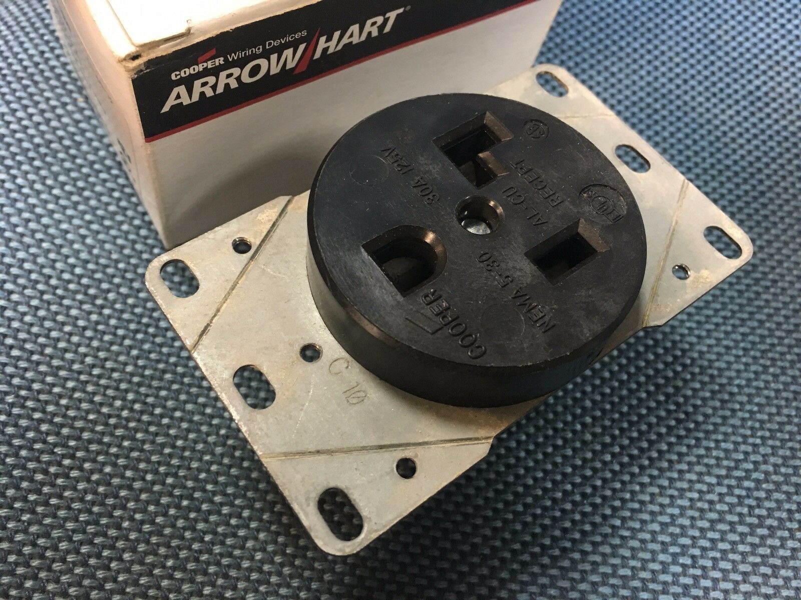 1pcs - COOPER 5716N NEMA 5-30R 30A 125V Receptacle Outlet