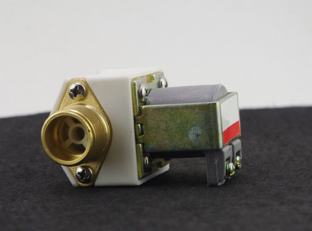 220VAC 1/2"BSPP Brass Plastic Solar Solenoid Valve N/C Non-Return Water Air Gas
