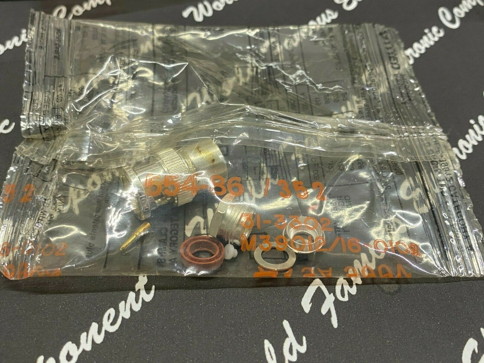 1pcs - Amphenol 554-86/352 BNC & TNC RG-62 &71 M39012/16-0102 Connector