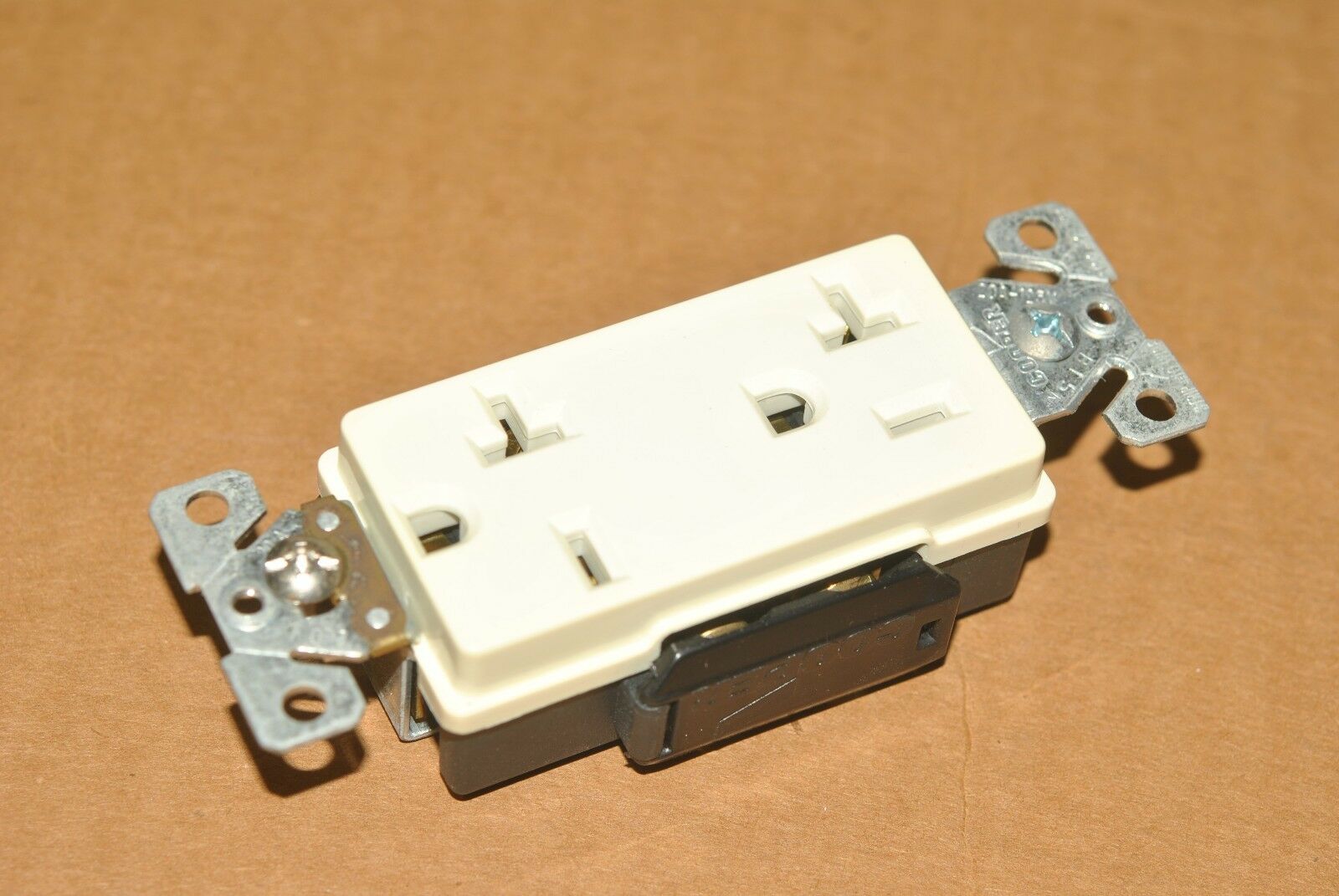 1pcs-COOPER 6390W 2P3W 20A 125V/250V Receptacle/Outlet NOS