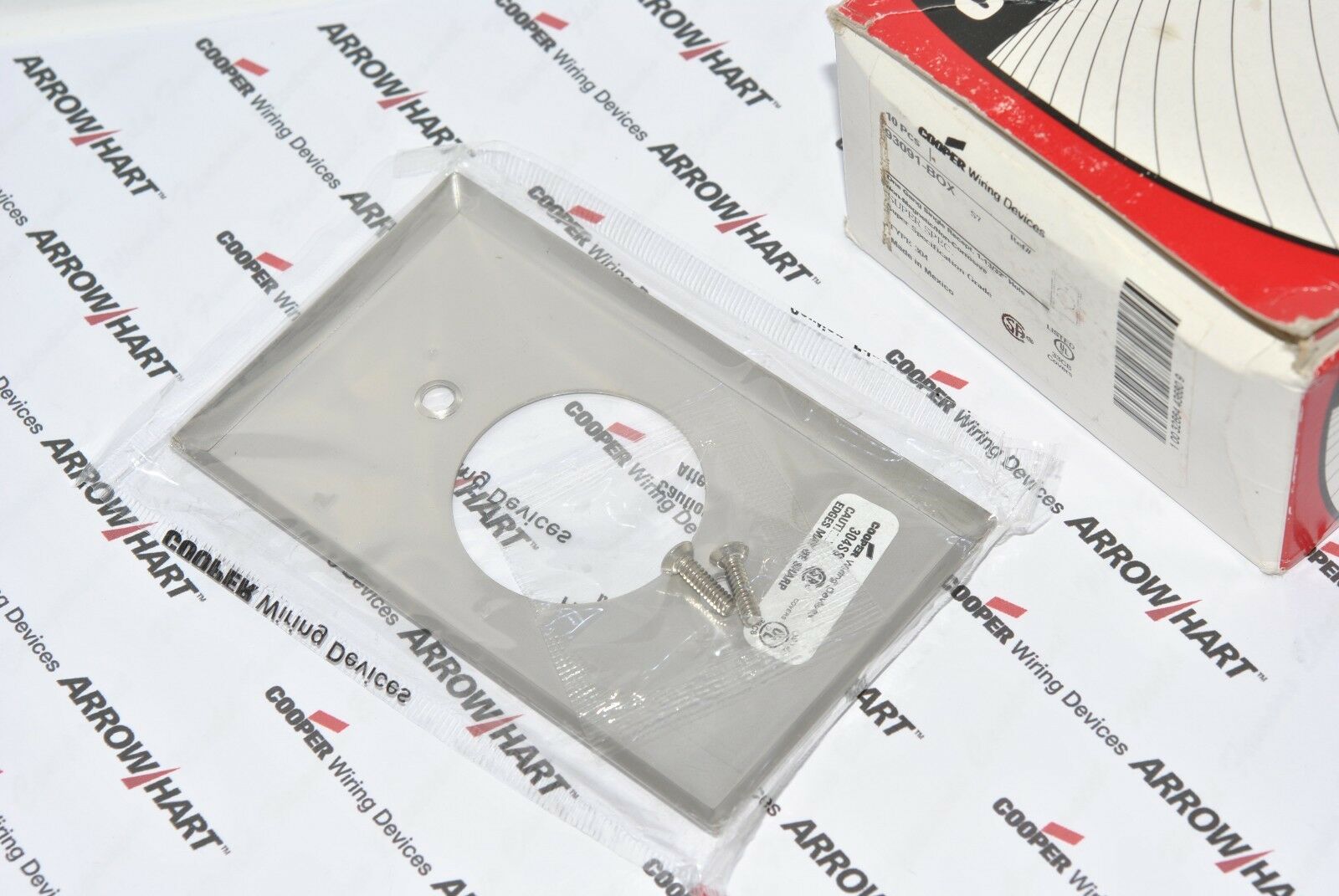 1pcs-COOPER Wiring 93091 Single Receptacle Stainless Steel Wallplates 1-Gang