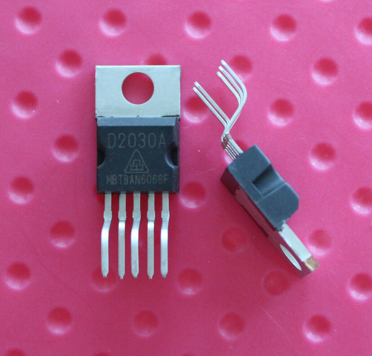 2pcs D2030A Integrated Circuit IC