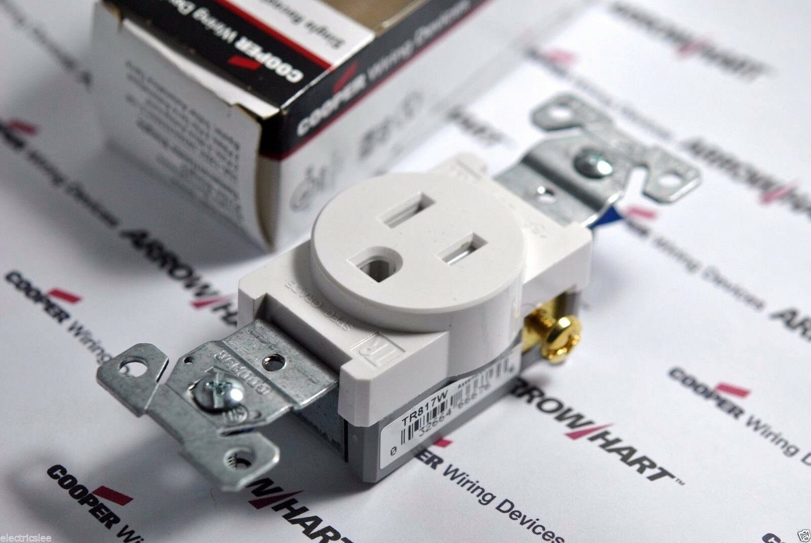 1pcs - COOPER TR817W 15A 125V NEMA 5-15R Tamper-Resistant Single Receptacl