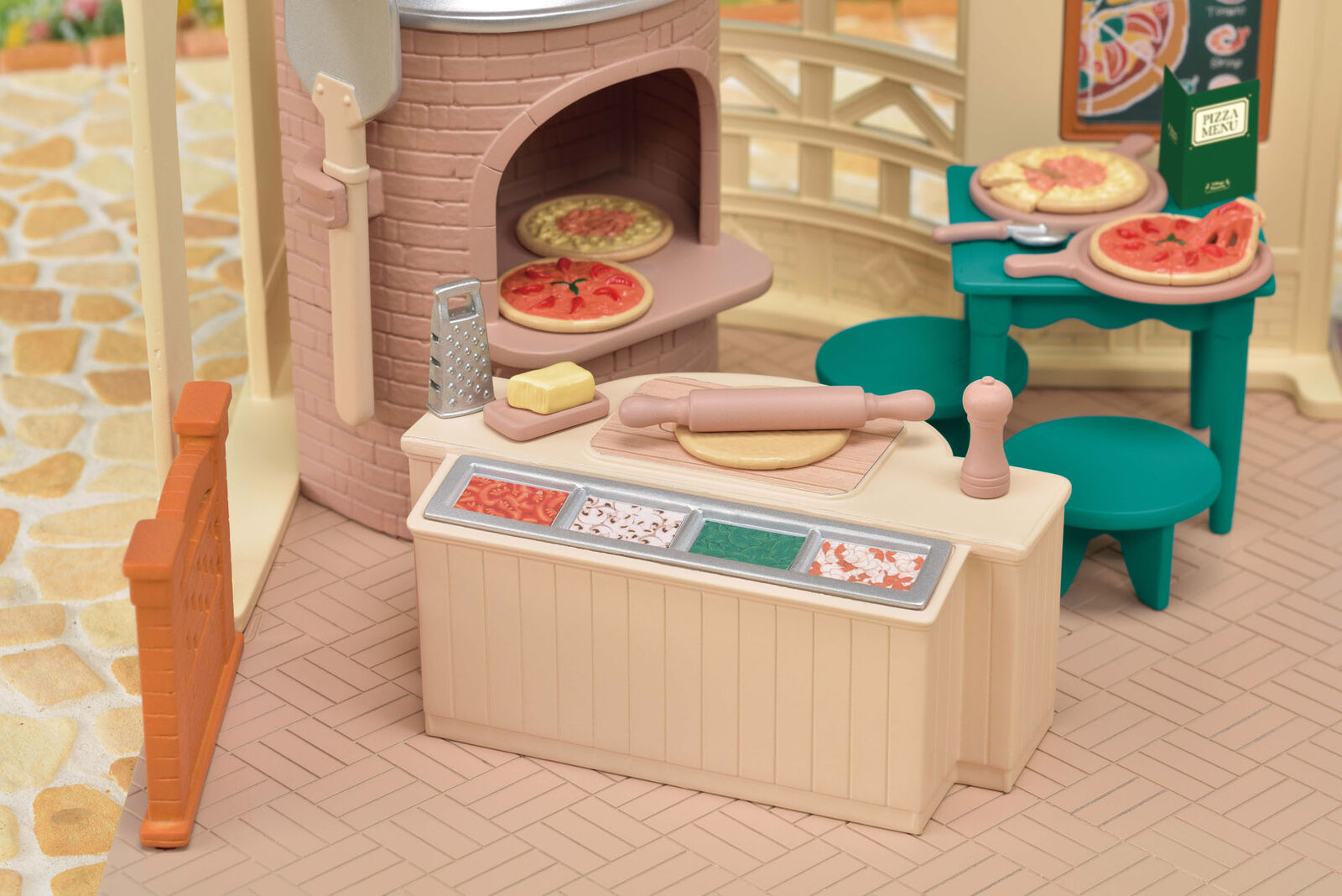 Sylvanian Families Village Pizzeria 5324 Set Childrens inc 31 Pieces Ages 3+