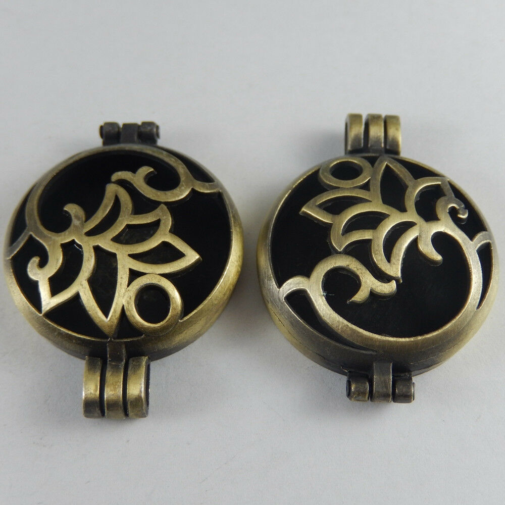 2 pcs Retro Bronze Round Hollowed Locket Alloy Fox Pendant Charm Diffusion 30mm