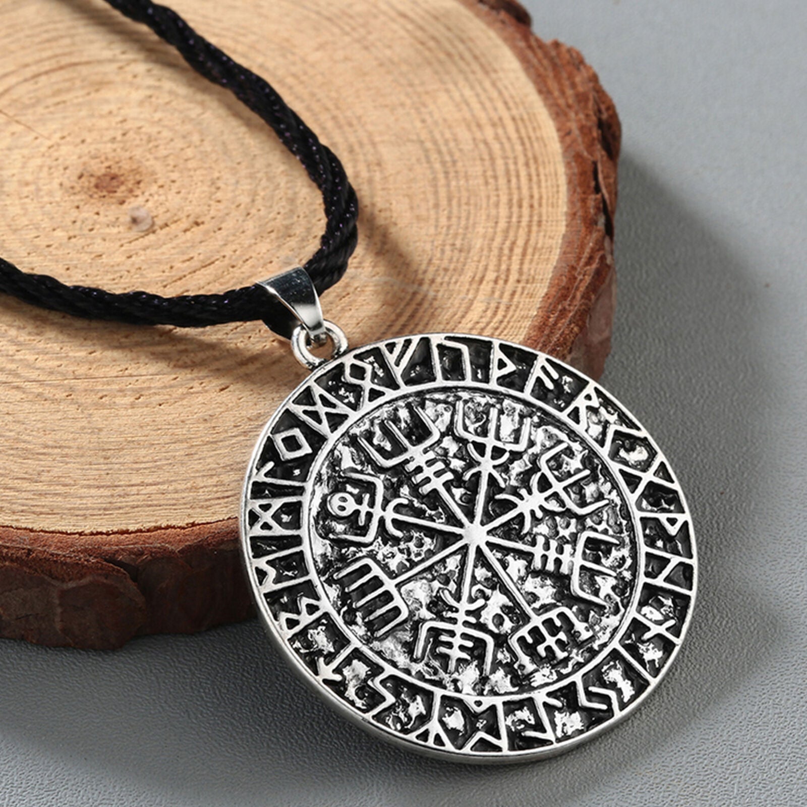 Vegvisir Norse compass Vikings Amulet Runes Pendant Necklace