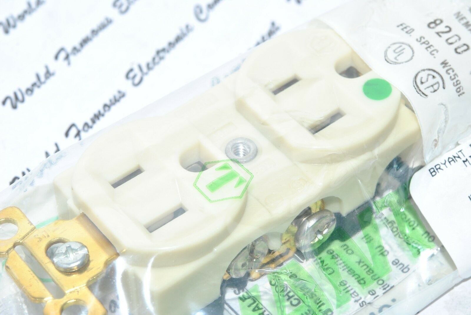 1pcs- BRYANT 8200I 2P-3W Hosptial Duplex Receptacle / Outlet 15A 125V NEMA 5-15R