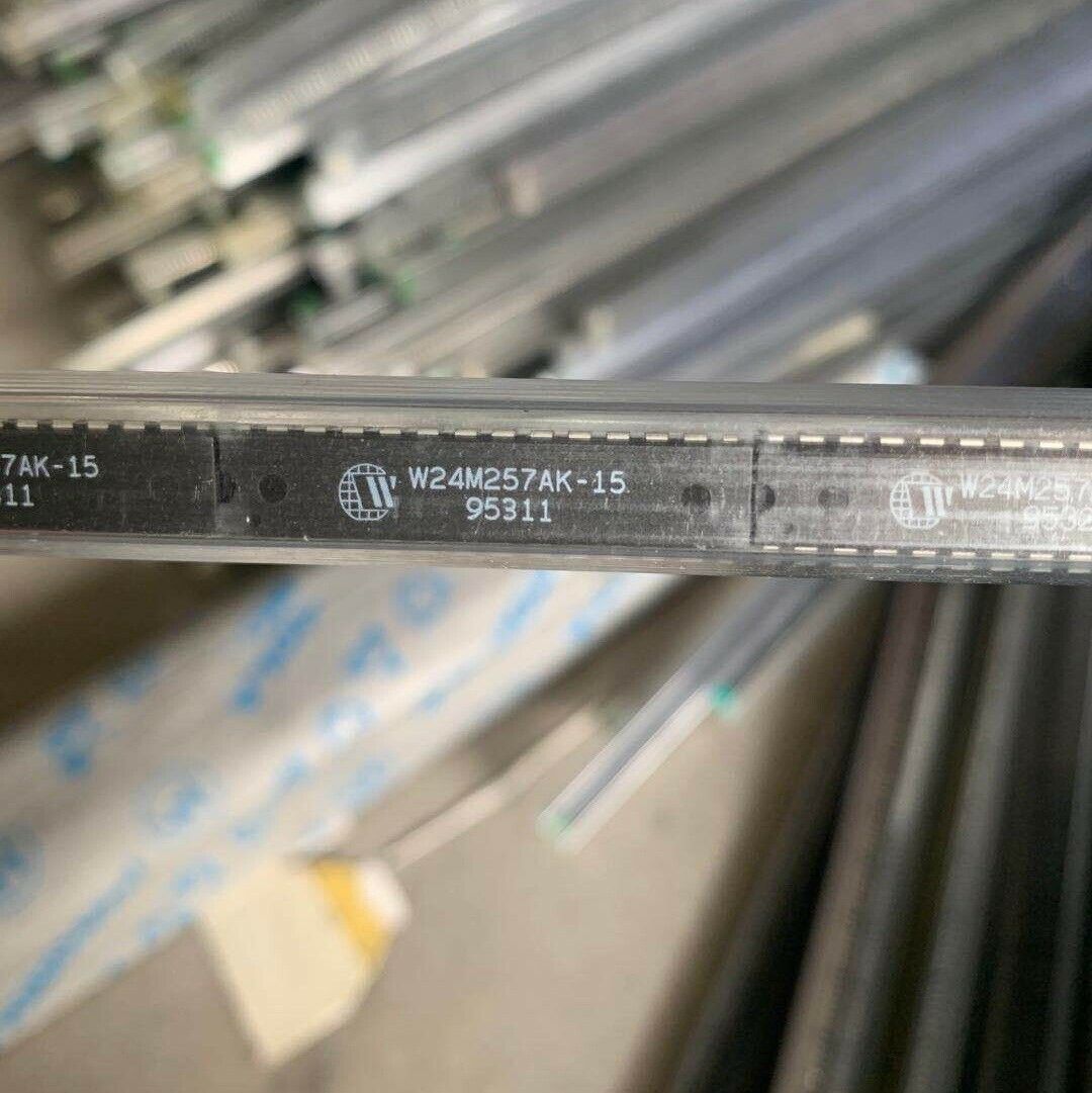 1PCS  IC WINBOND DIP-28(SKINNY) W24M257AK-15 W24M257AK15 W24M257AK W24M257
