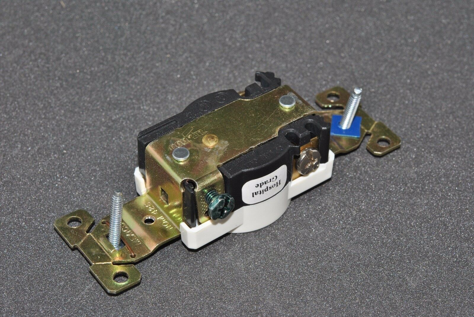 1pcs - COOPER 8210W 15A-125V NEMA5-15 Premium Hospital Grade Single Receptacle