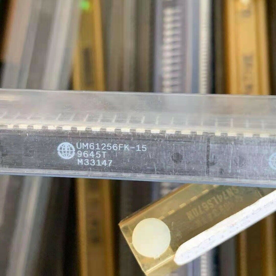 1PCS  IC UMC DIP-28 UM61256FK-15 UM61256FK UM61256