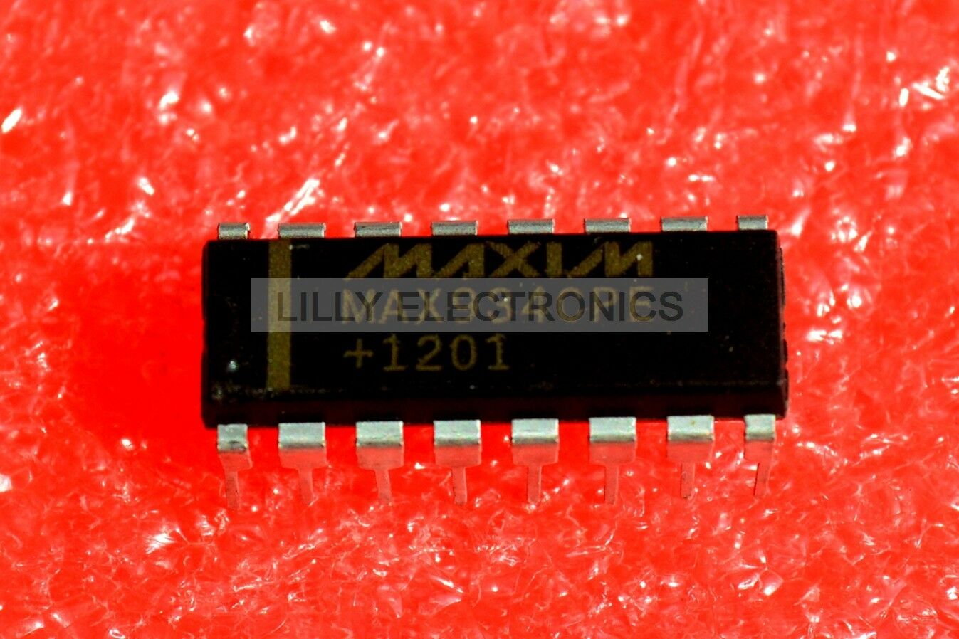 MAX934CPE DIP16 Ultra Low-Power Low-Cost Comparators with 2eference
