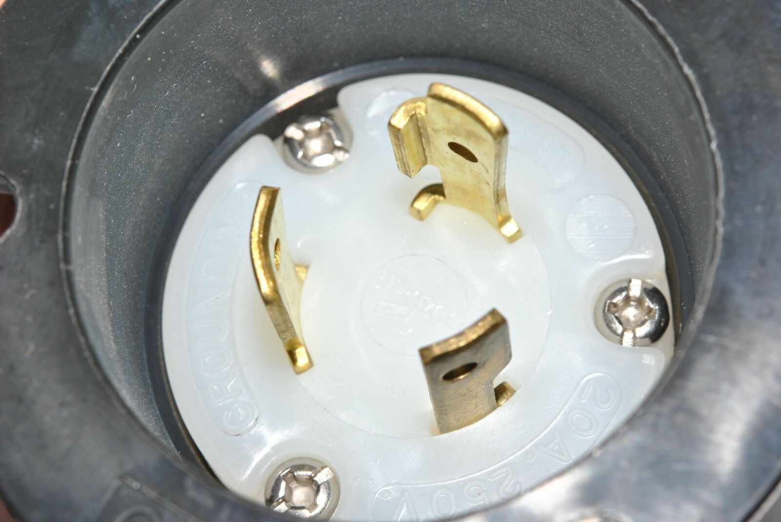 1pcs - COOPER CWL620FI NEMA L6-20 20A 250V Hart-Lock Locking Flanged Inlet 2P 3W