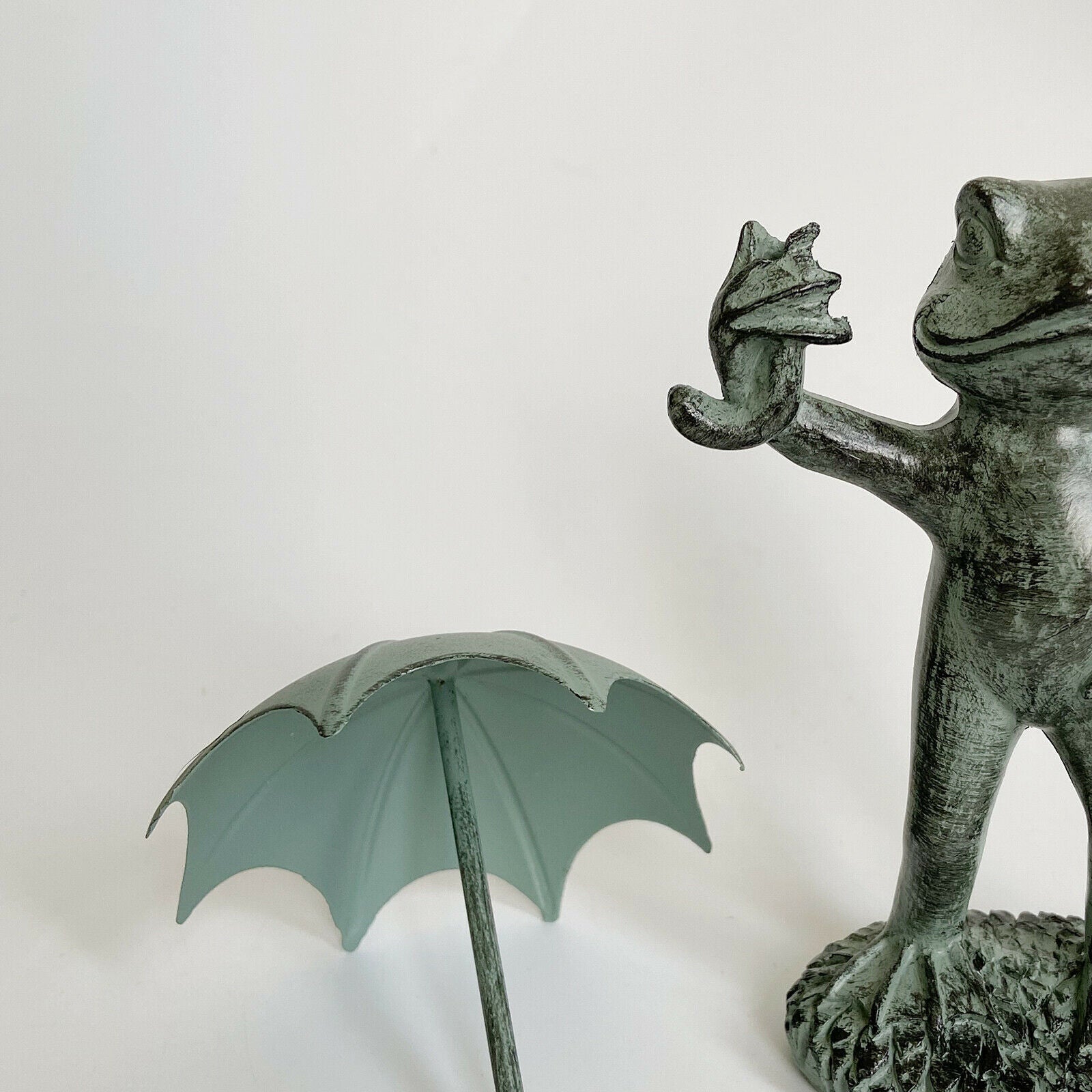 Frogs Umbrella Statues Garden Lawn Patio Ornament Indoor Outdoor Sculpture