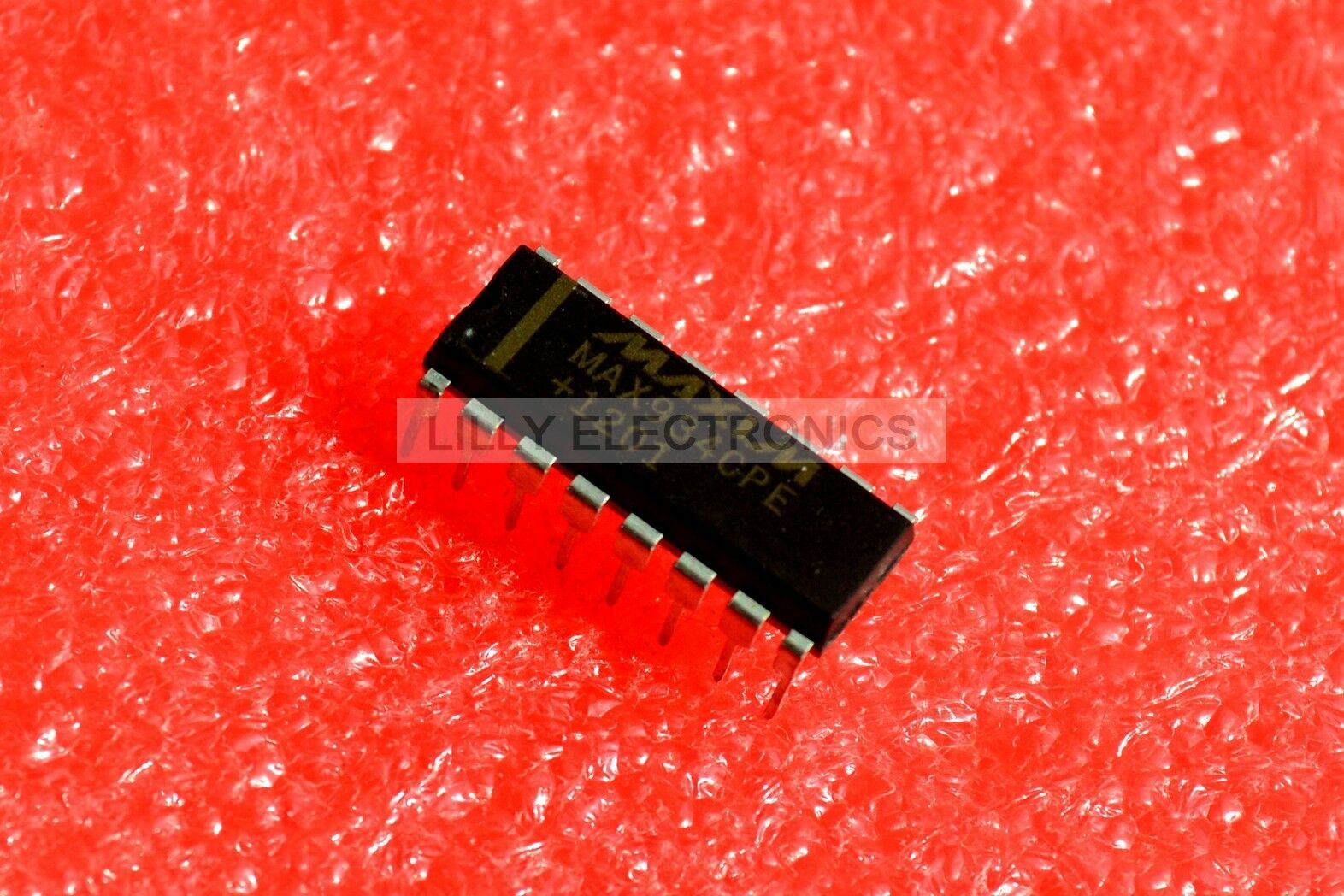 MAX934CPE DIP16 Ultra Low-Power Low-Cost Comparators with 2eference