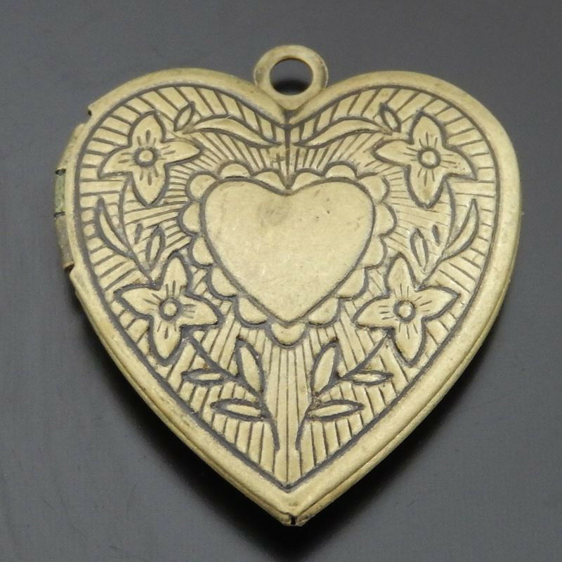 5pcsVintage Bronze Iron Heart Shaped Patterned Locket Charm Pendant Crafts 50506