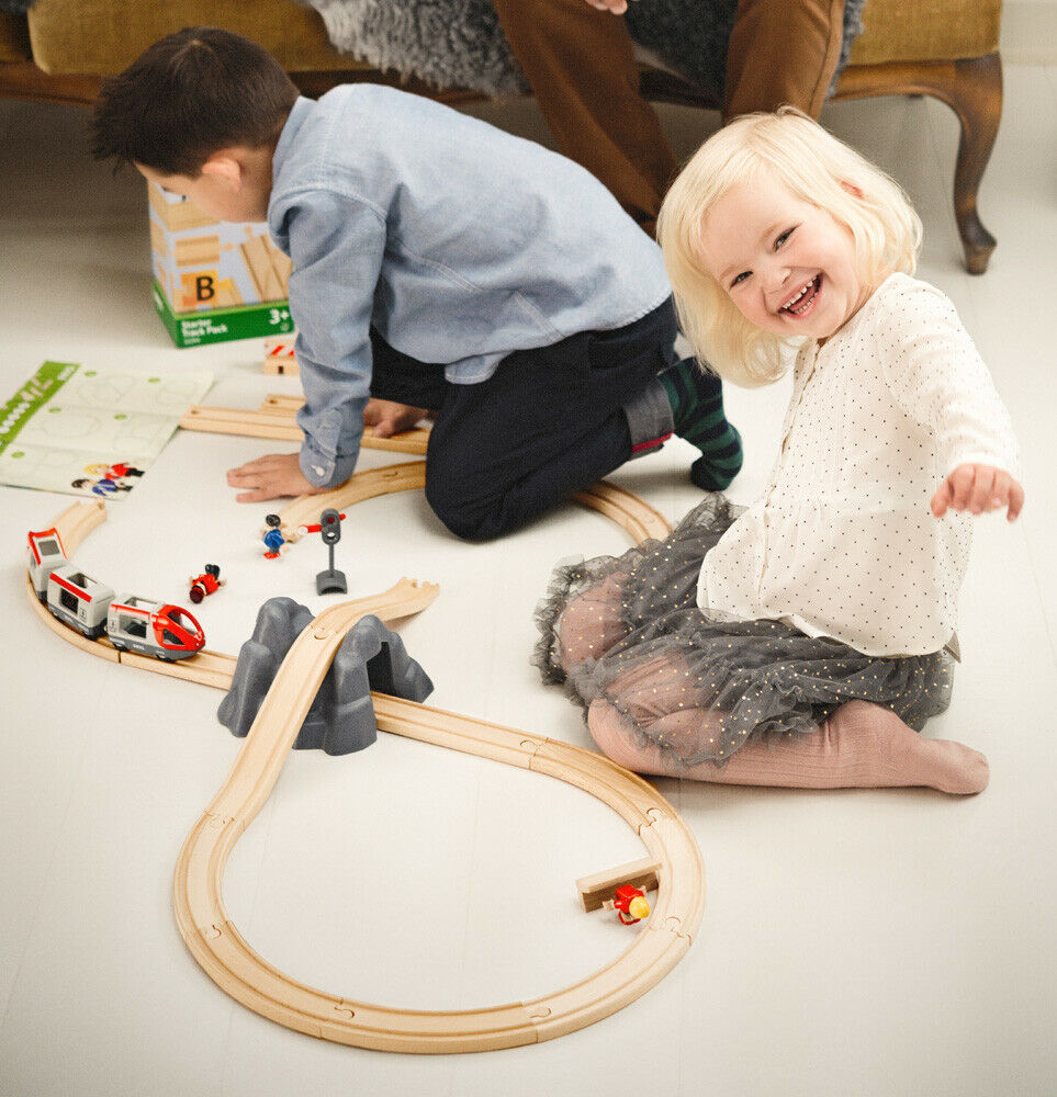33773 BRIO Wooden Train Railway Starter Set (Pack A) Age 3 Years+