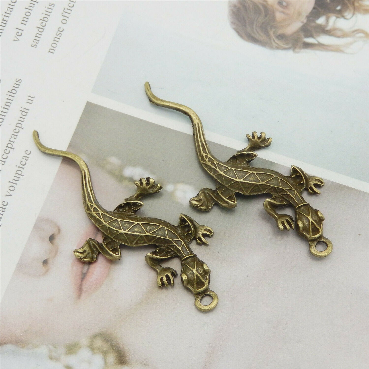 Lot of (x8) Antiqued Bronze Metal Lizard Craft Hollowed Pendant Charm 51x26x6mm