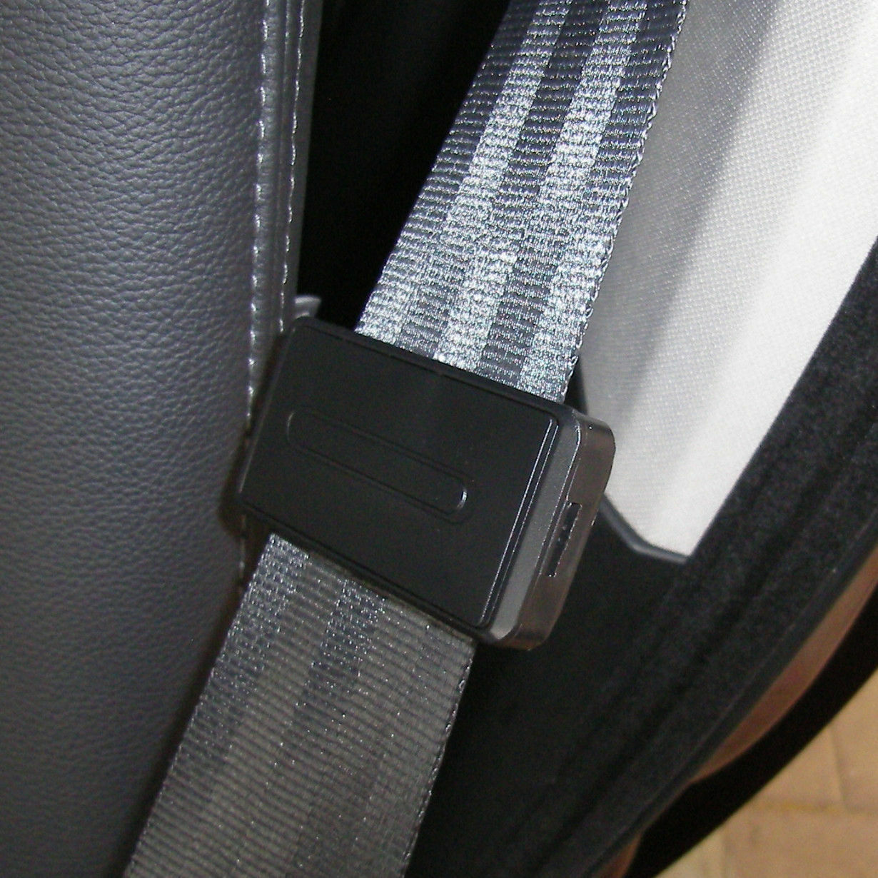 2x Seatbelt Adjuster Clip Buckle Shoulder Relax Neck Comfort Supports Clamp Car