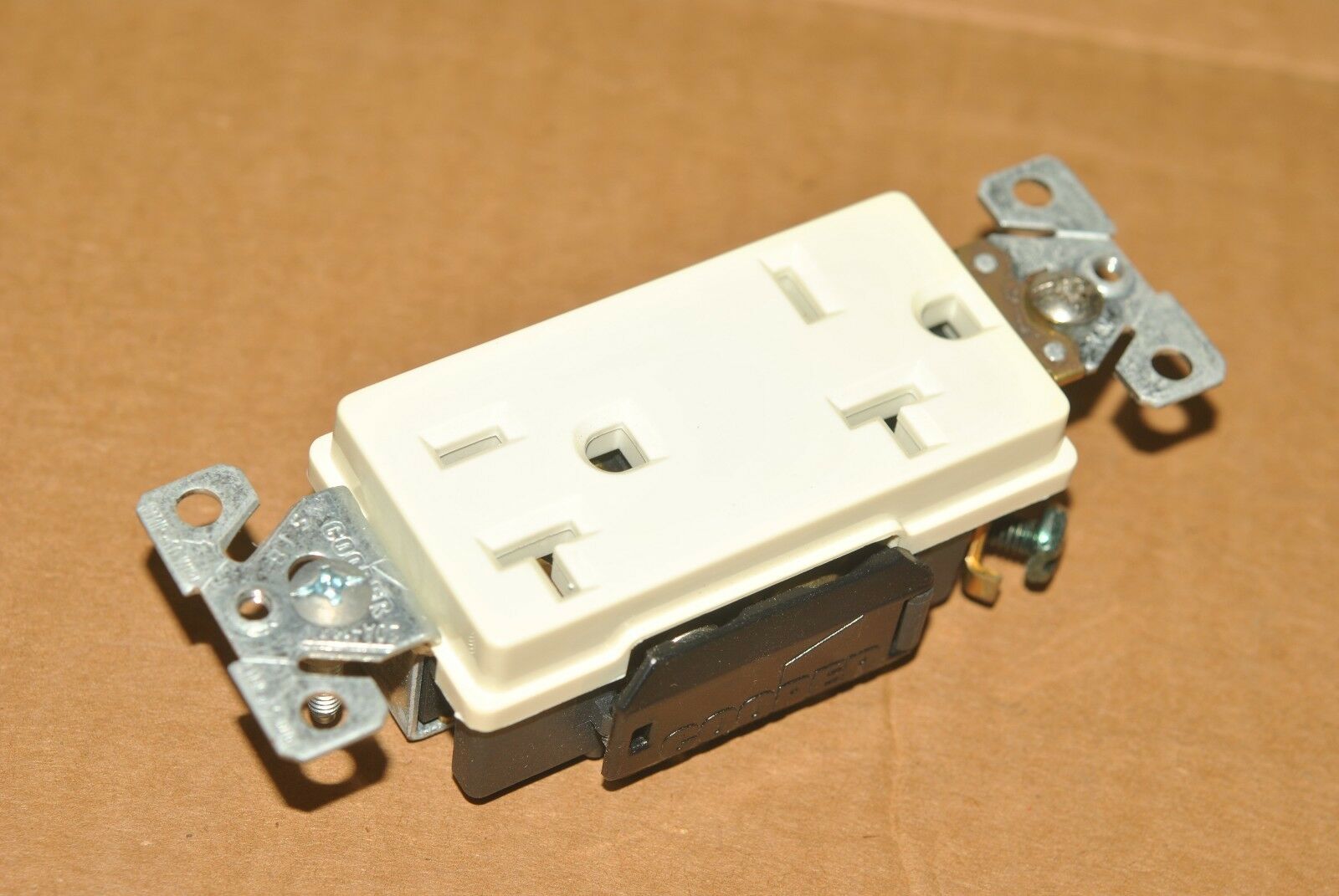 1pcs-COOPER 6390W 2P3W 20A 125V/250V Receptacle/Outlet NOS