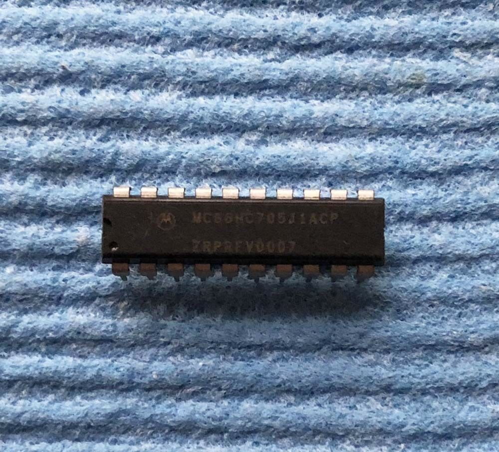 1pcs MC68HC705J1ACP IC MCU 4MHZ 1.2K OTP 20-DIP 68HC705 MC68HC705