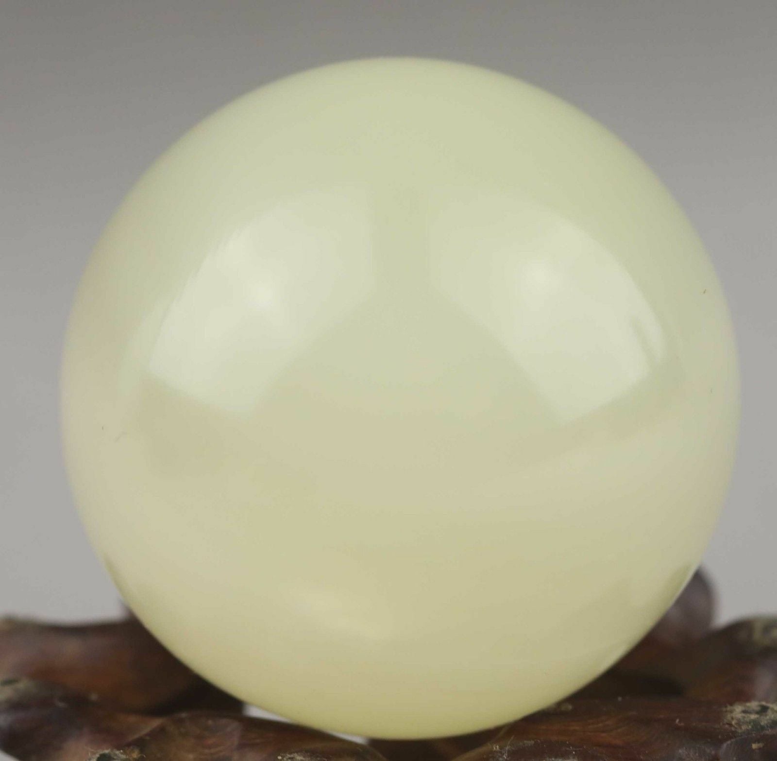 China 100% old natural jade hand-carved jade ball 50 mm AAA