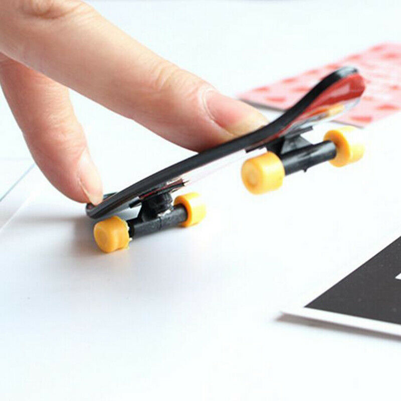 Plastic Mini Skate Finger Skateboarding Fingerboard Novelty Toys For Boys.l8