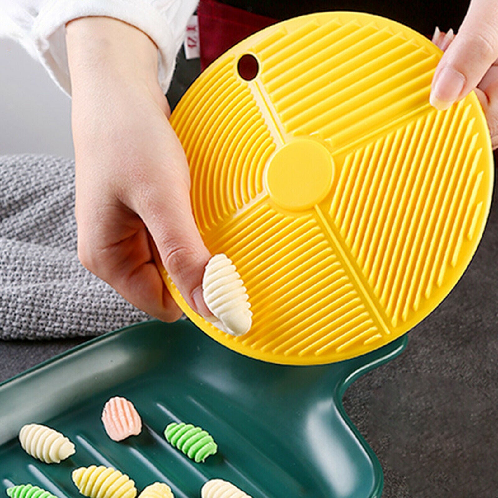 Pasta Maker Plastic Mold Round Shape Kitchen Supplies Gnocchi Roller
