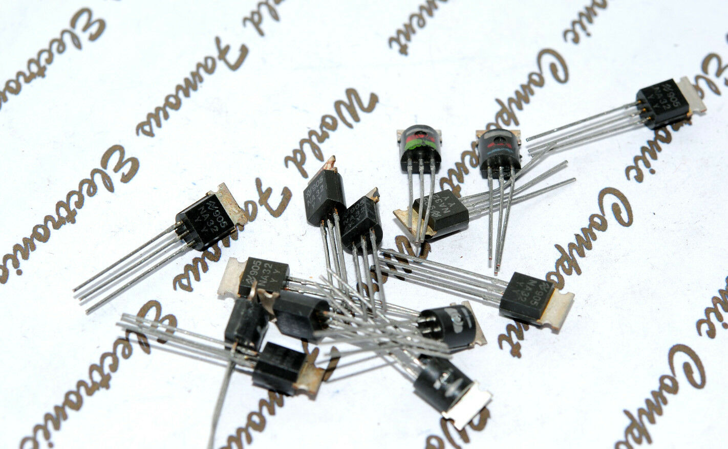 4pcs- NATIONAL SEMICONDUCTOR NA32 PNP 30V 0.75W 2A Transistor NS