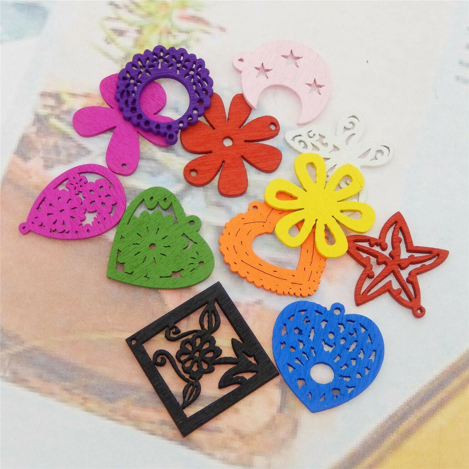 Lot of (x100) Assorted Mix Kinds Wooden Flowers Peace Signs Pendants Charms
