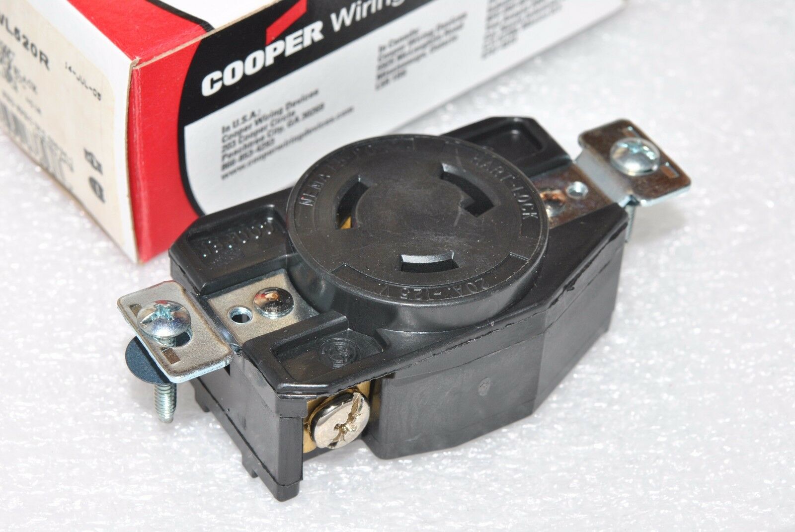 1pcs - COOPER CWL520R NEMA L5-20R 20A 125V Twist Hart-Lock Locking Receptacle
