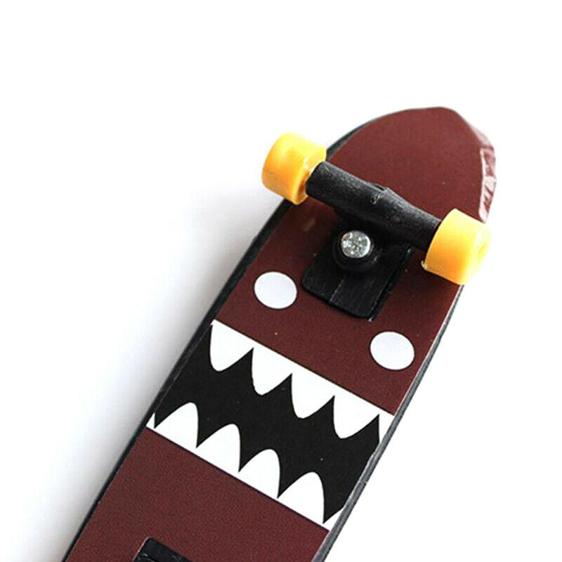 Plastic Mini Skate Finger Skateboarding Fingerboard Novelty Toys For Boys.l8