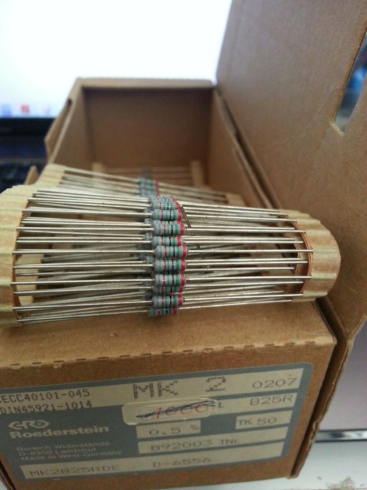25pcs ROE MK2 825R 0.5% 50ppm 1/4W HI END METAL FILM RESISTORS FOR TUBE AUDIO!