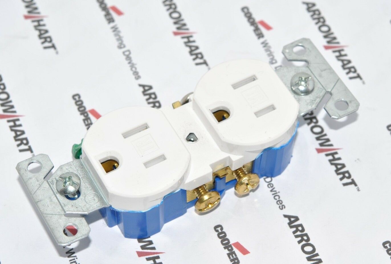 1pcs-COOPER TR270W 15A 125V Tamper Resistant Duplex Receptacl NEMA 5-15R
