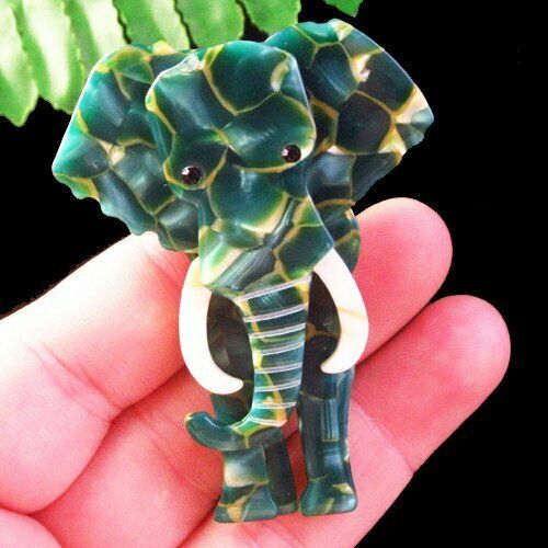 60x45x8mm Carved Green White Shell Elephant Head Pendant Brooch DHY22