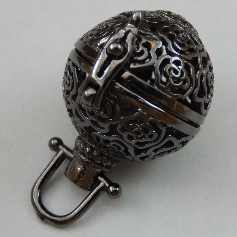 2pcs Gun-black Brass Hollowed Plum Blossom Lockets Crafts Pendants Necklace39818