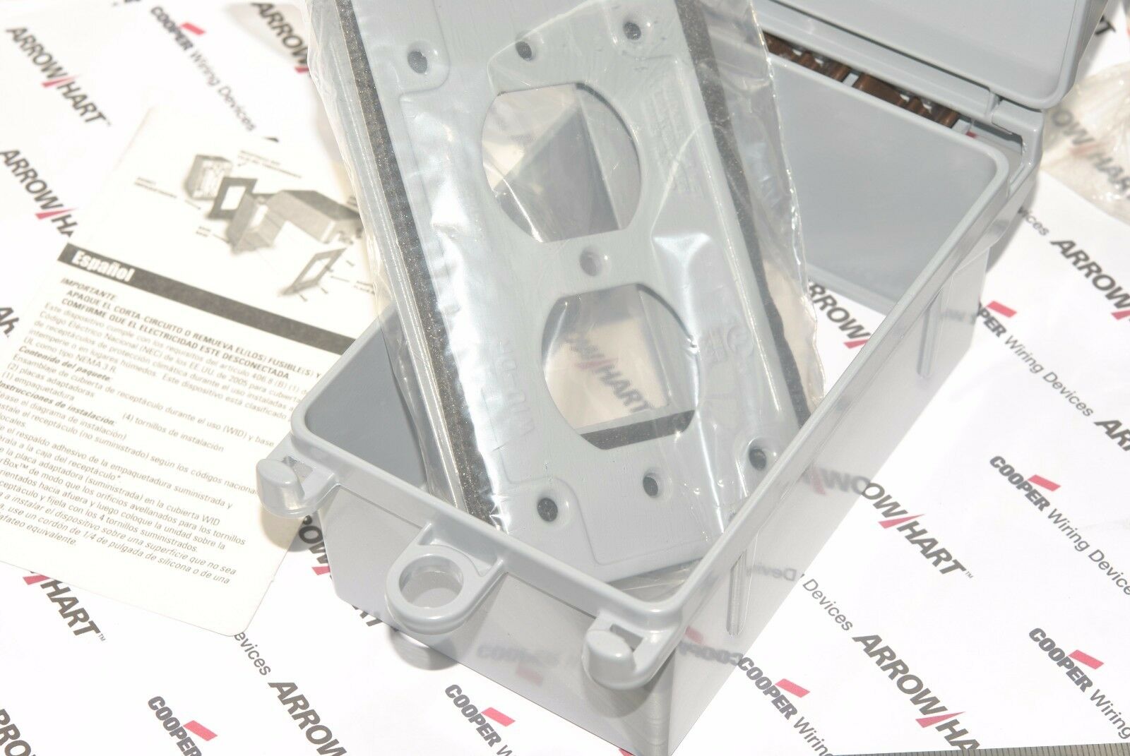 1pcs- Cooper Wiring WIUMV-1 Metal WeatherBOX  1-Gang Self-Closhing Cover