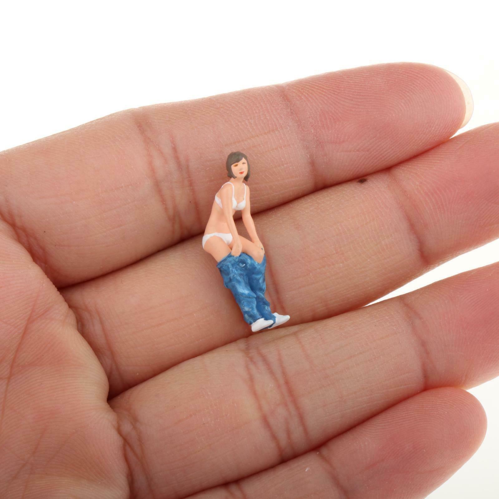 Mini 1/64 Scale Painted Figures Toys Diorama Accessories Girl and Wardrobe