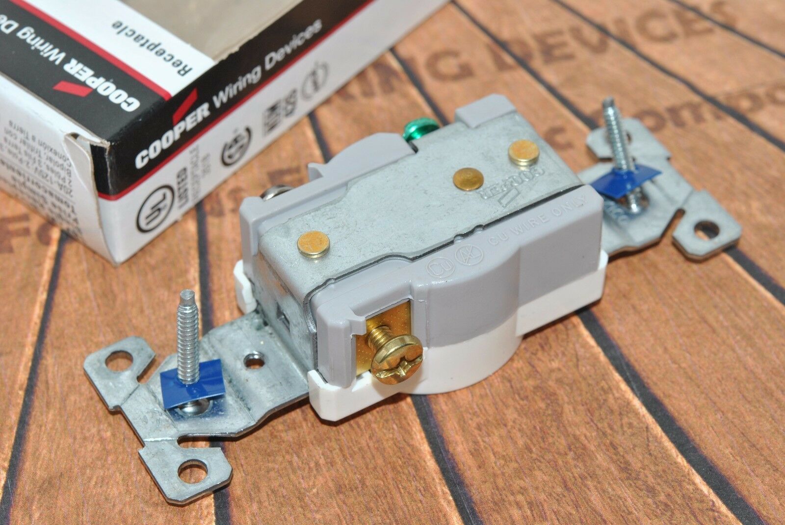 1pcs-COOPER 1877W 20A 125V 5-20R Single Receptacle - commercial specification